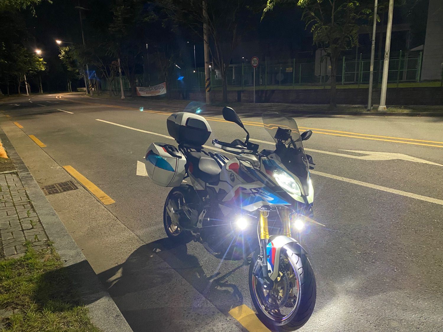 BMW F 900 XR main