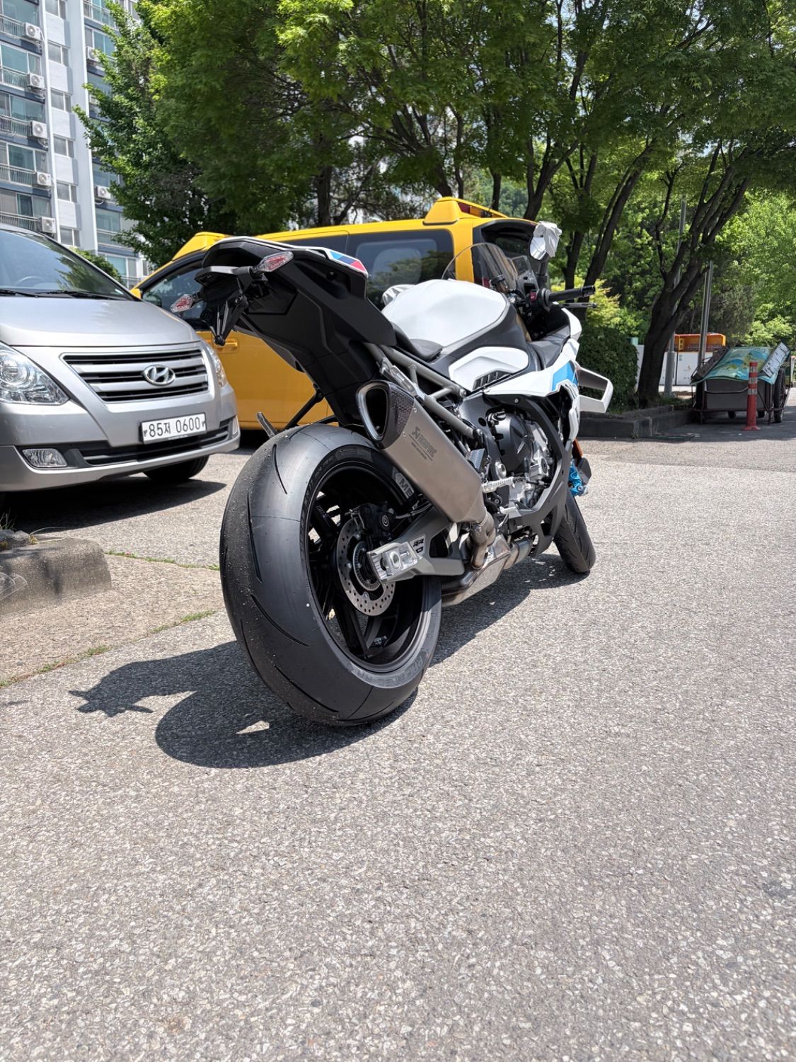 BMW S 1000 RR 2026 화이트 사진 4