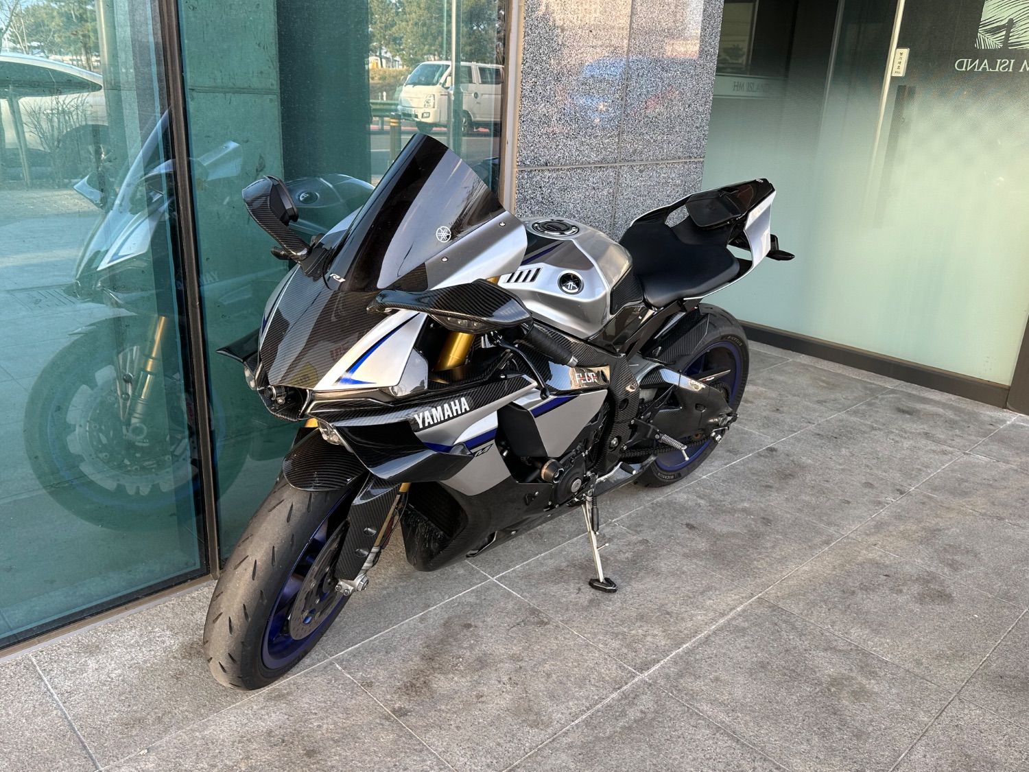 야마하 YZF R1 M thumb 2