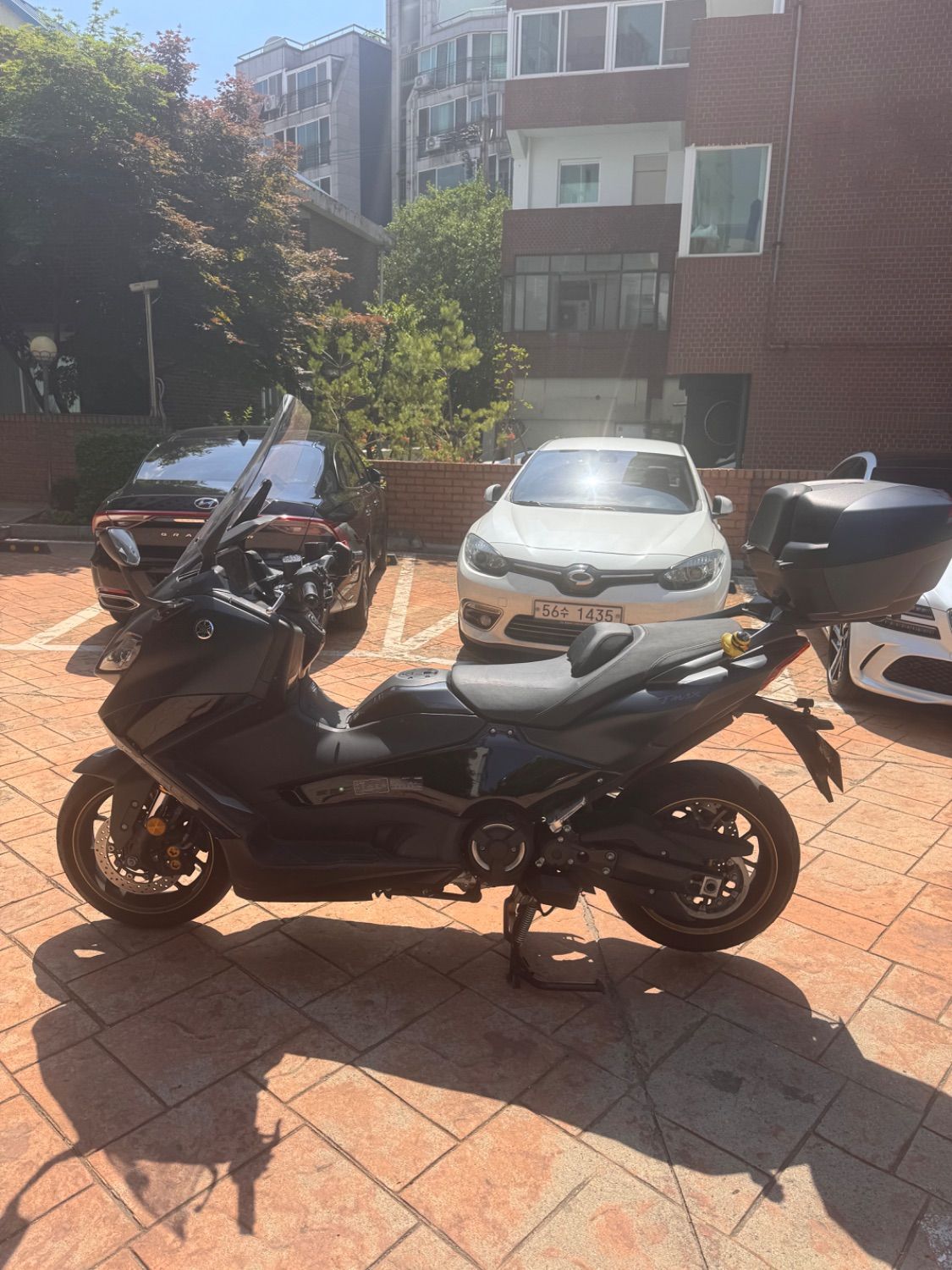 야마하 TMAX 560 more