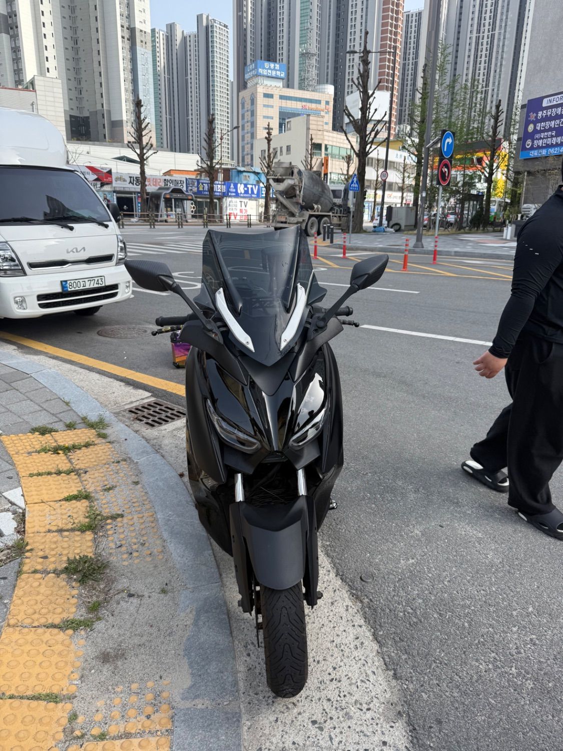 야마하 XMAX 300 ABS main