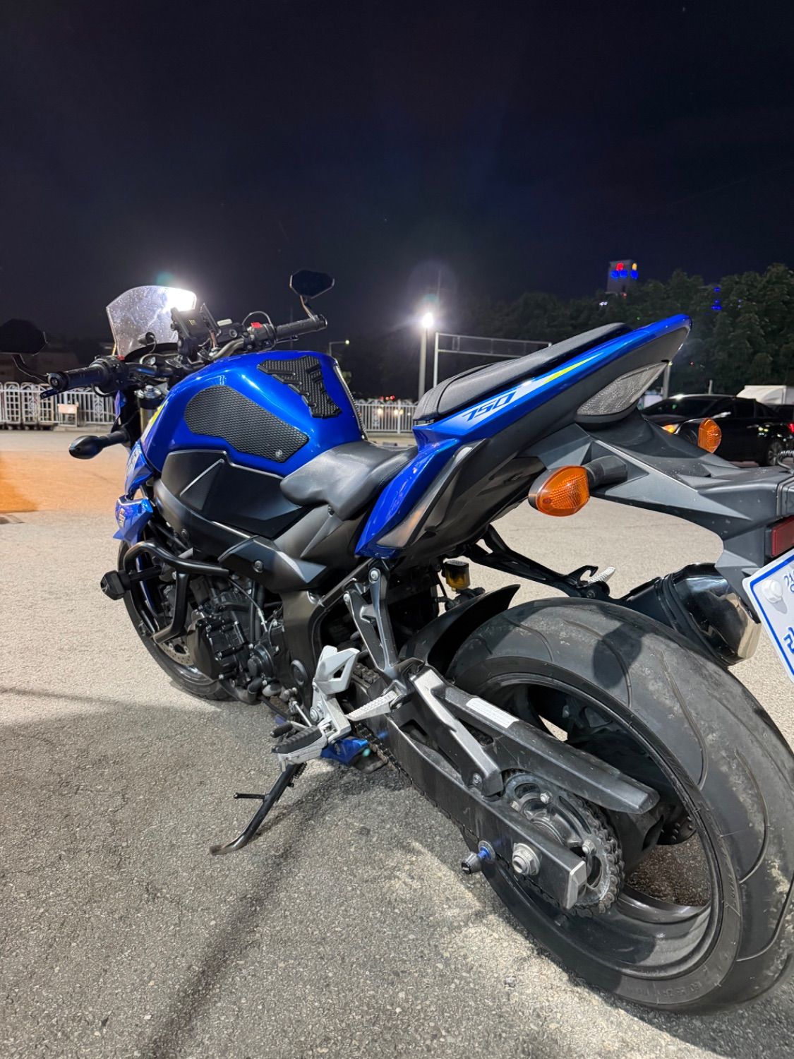 스즈키 GSR 750 A more