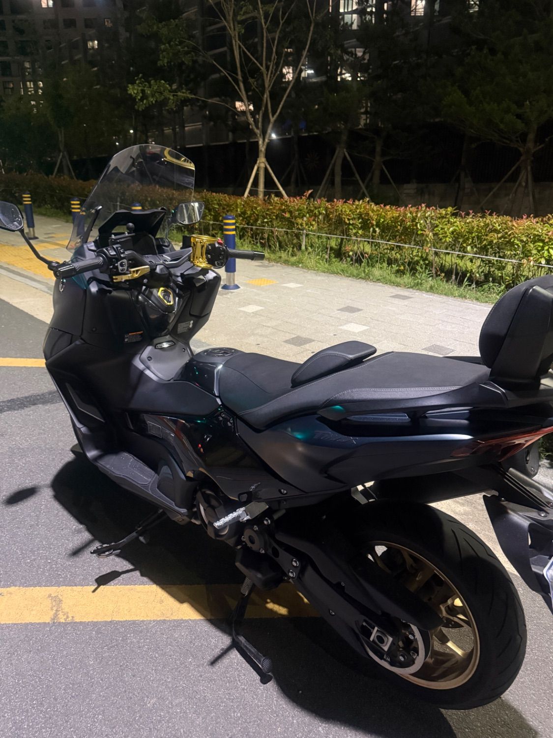 야마하 TMAX 560 more
