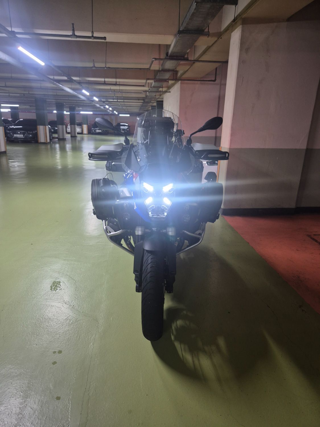 BMW R 1300 GS 2024 블루 사진 3