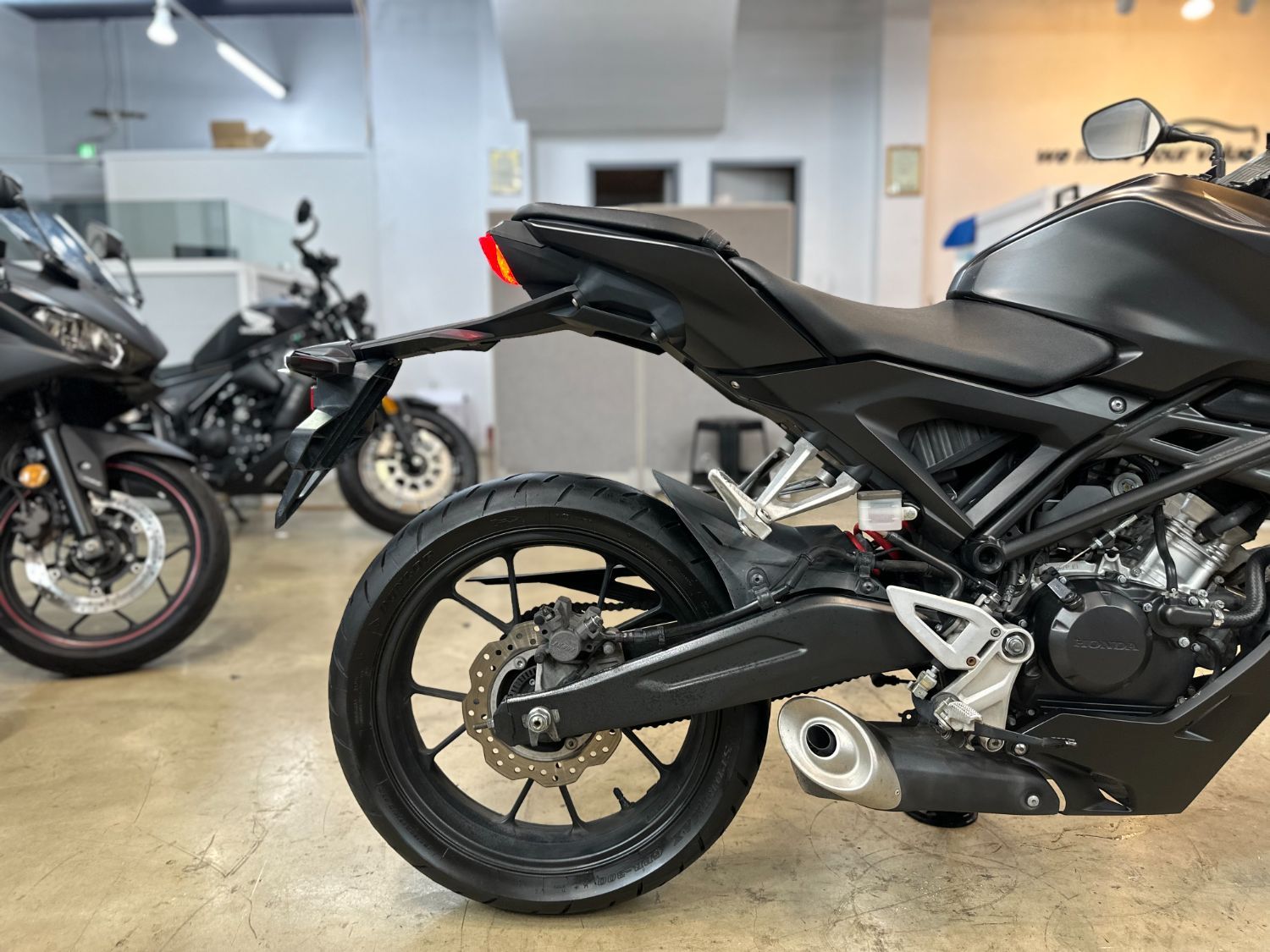 혼다 CB 125 R more