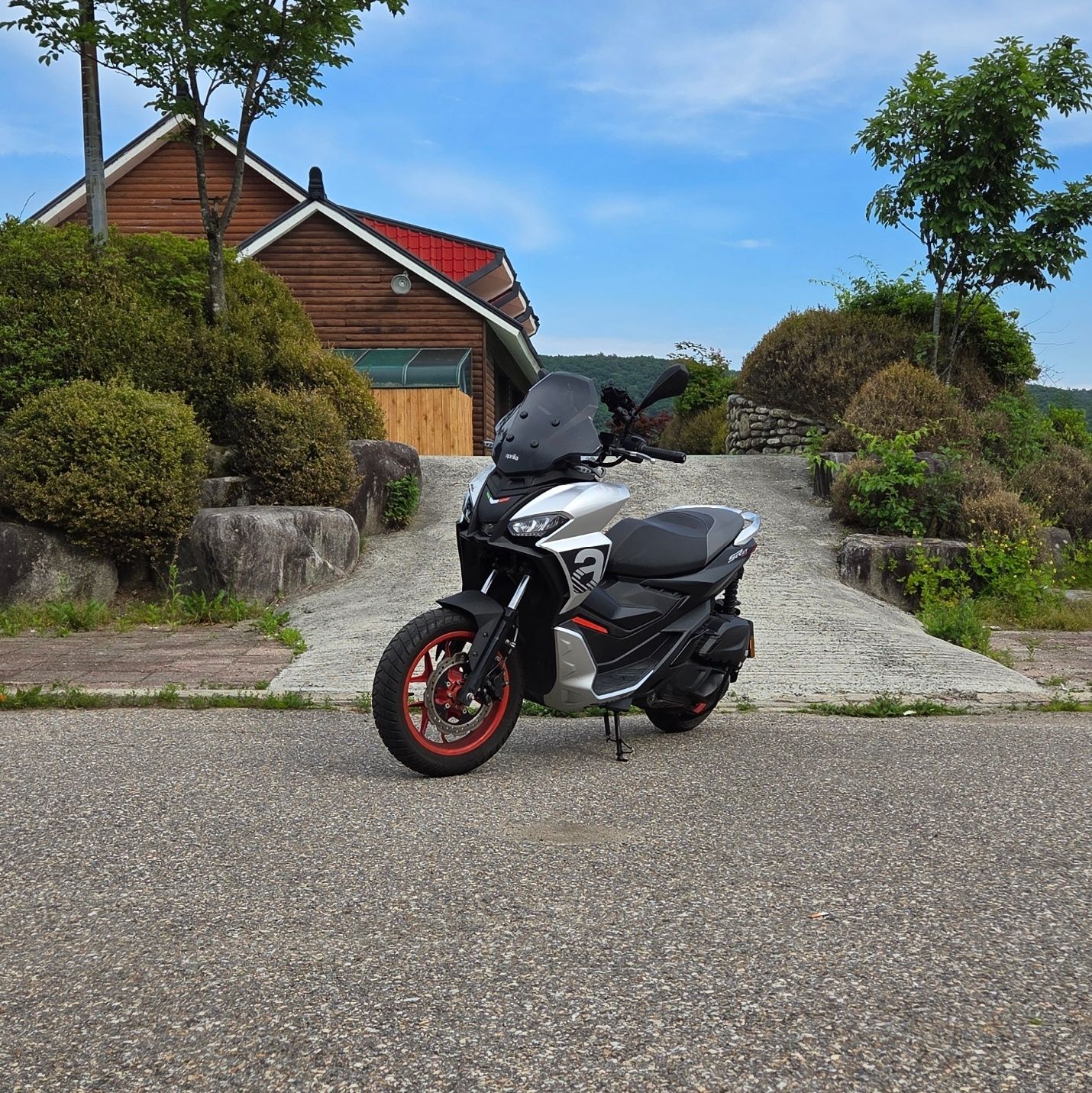 아프릴리아 SR GT 125 main
