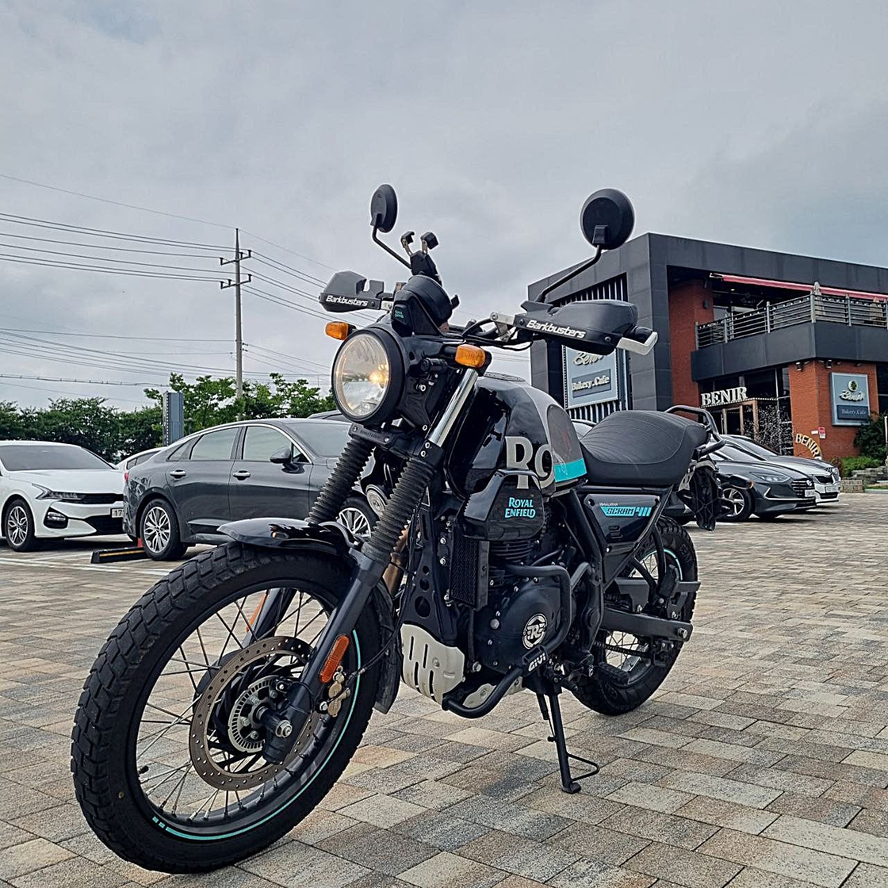 로얄엔필드 스크램 411 more