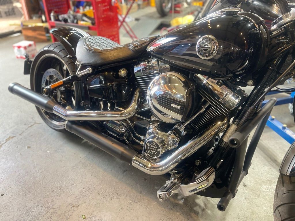 할리데이비슨 브래이크아웃 more