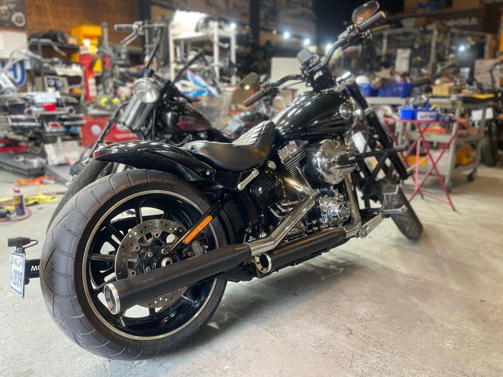 할리데이비슨 브래이크아웃 main