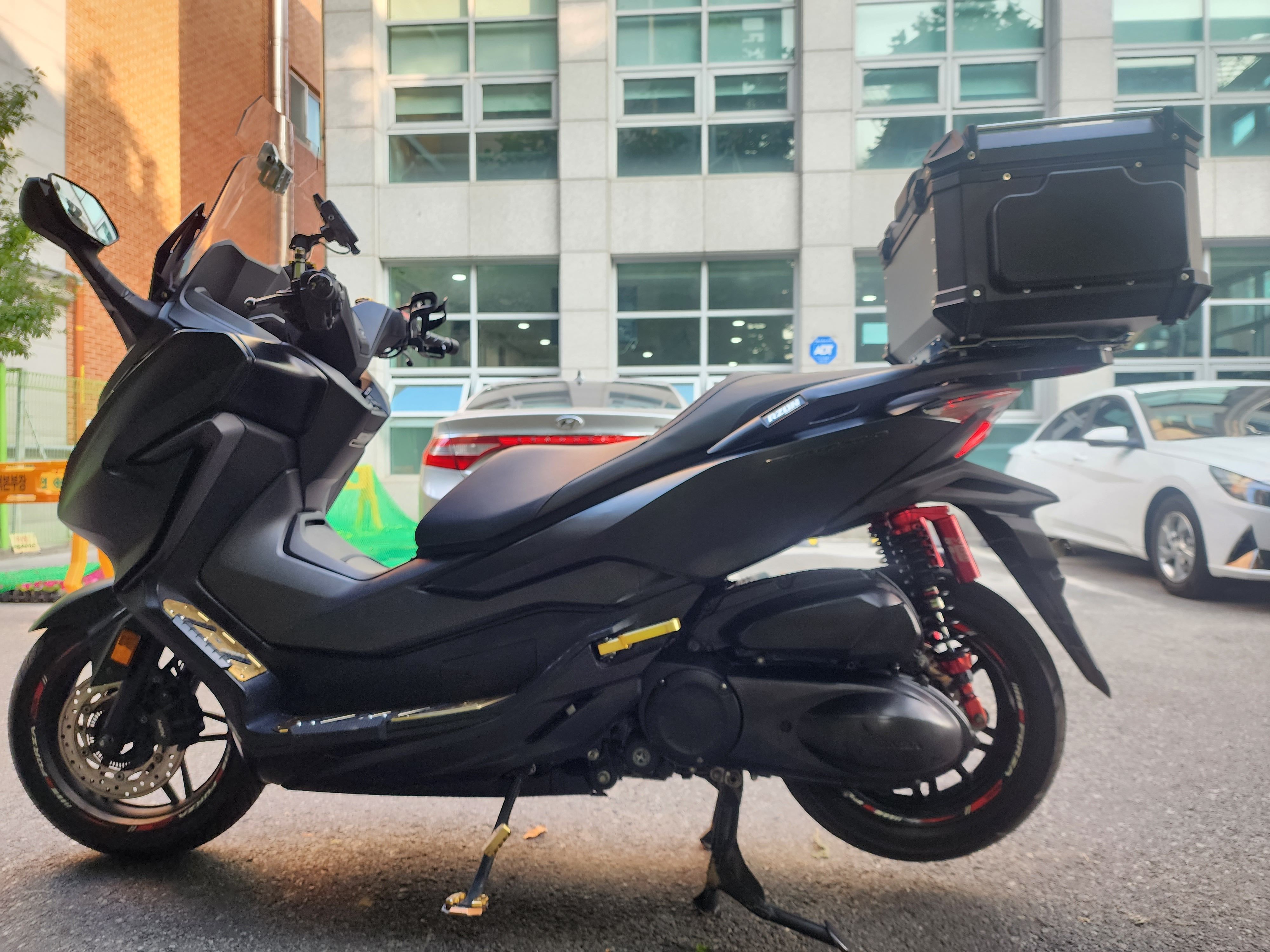 혼다 포르자 300 thumb 2