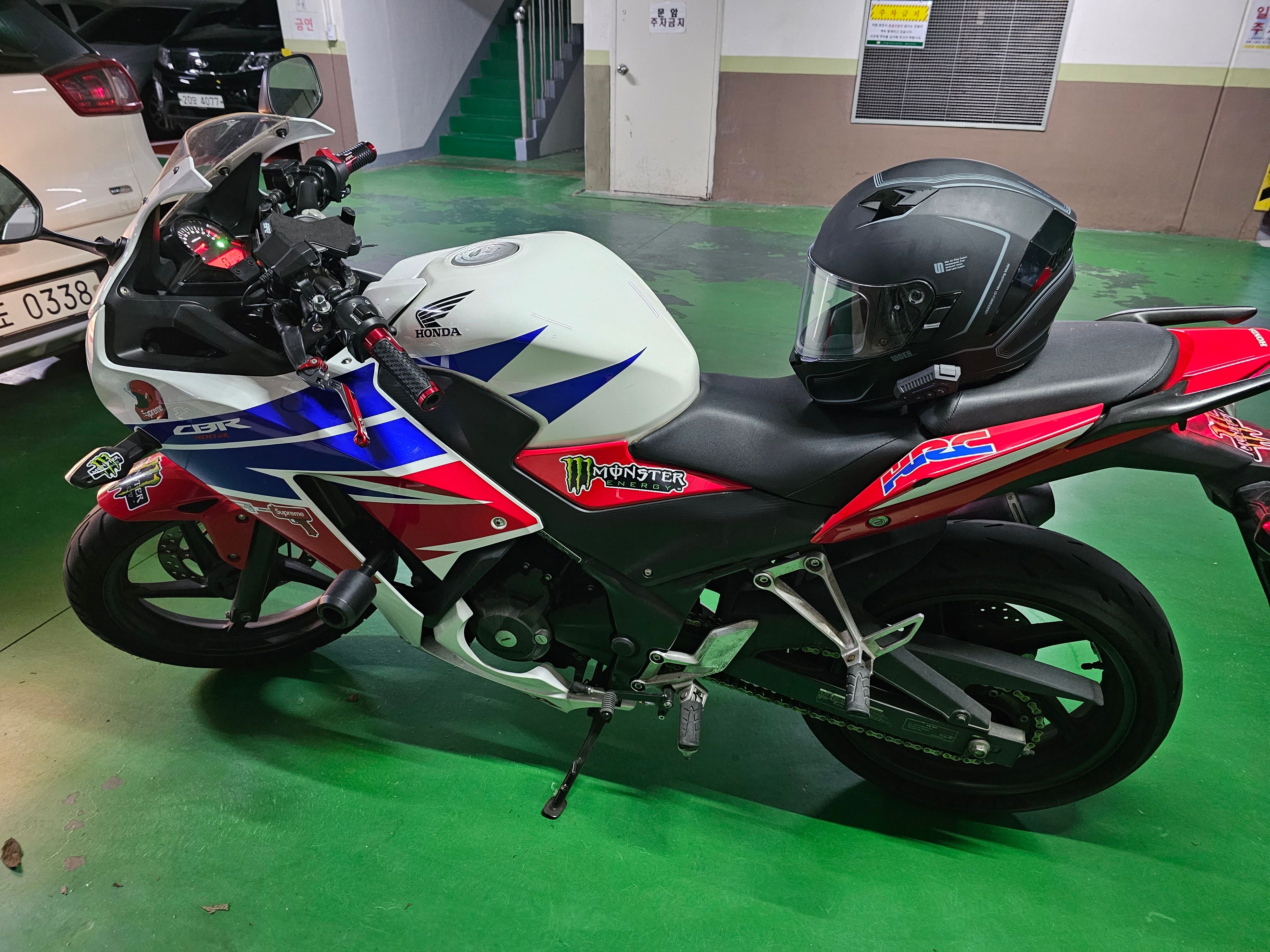 혼다 CBR 300 R thumb 2