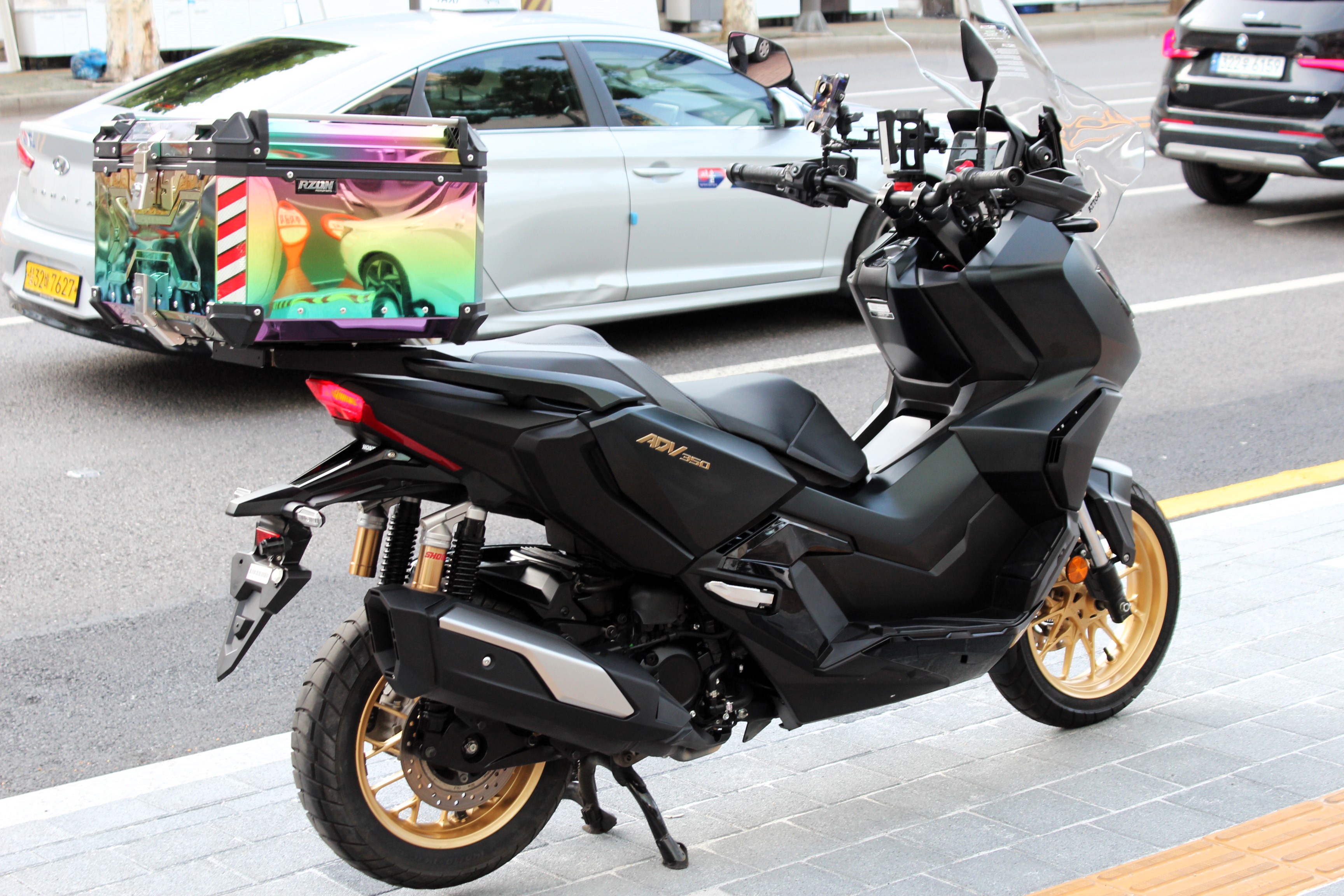 혼다 ADV 350 more